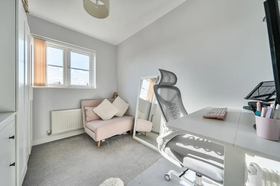 Saffron Crescent, Carterton, OX18, photo 13