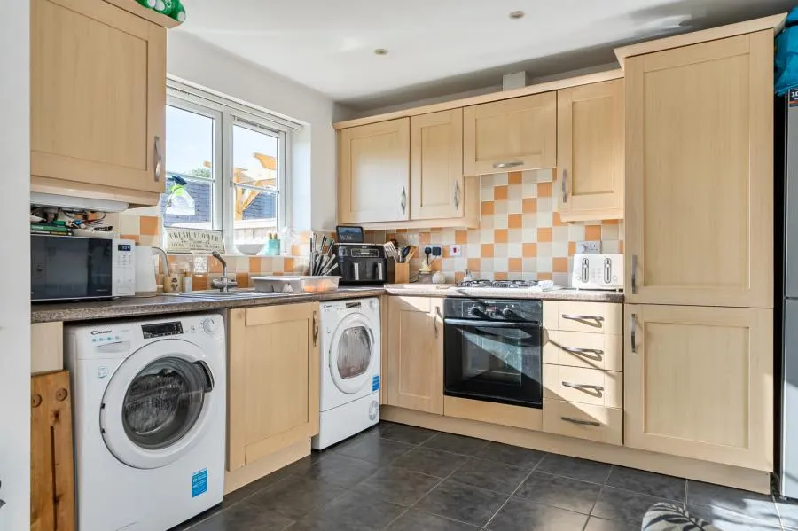 Saffron Crescent, Carterton, OX18, photo 3
