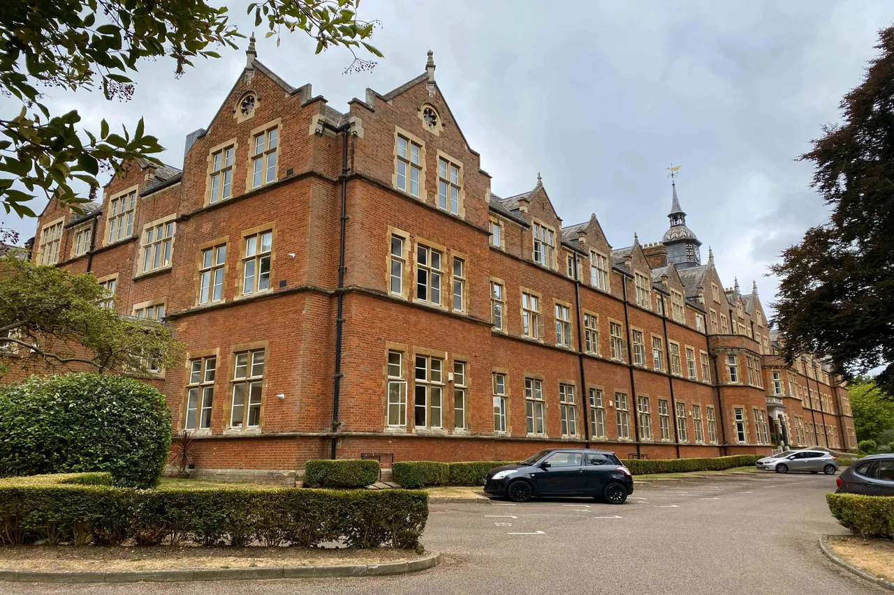 2 bed flat to rent, Lavender Close, Leatherhead, KT22