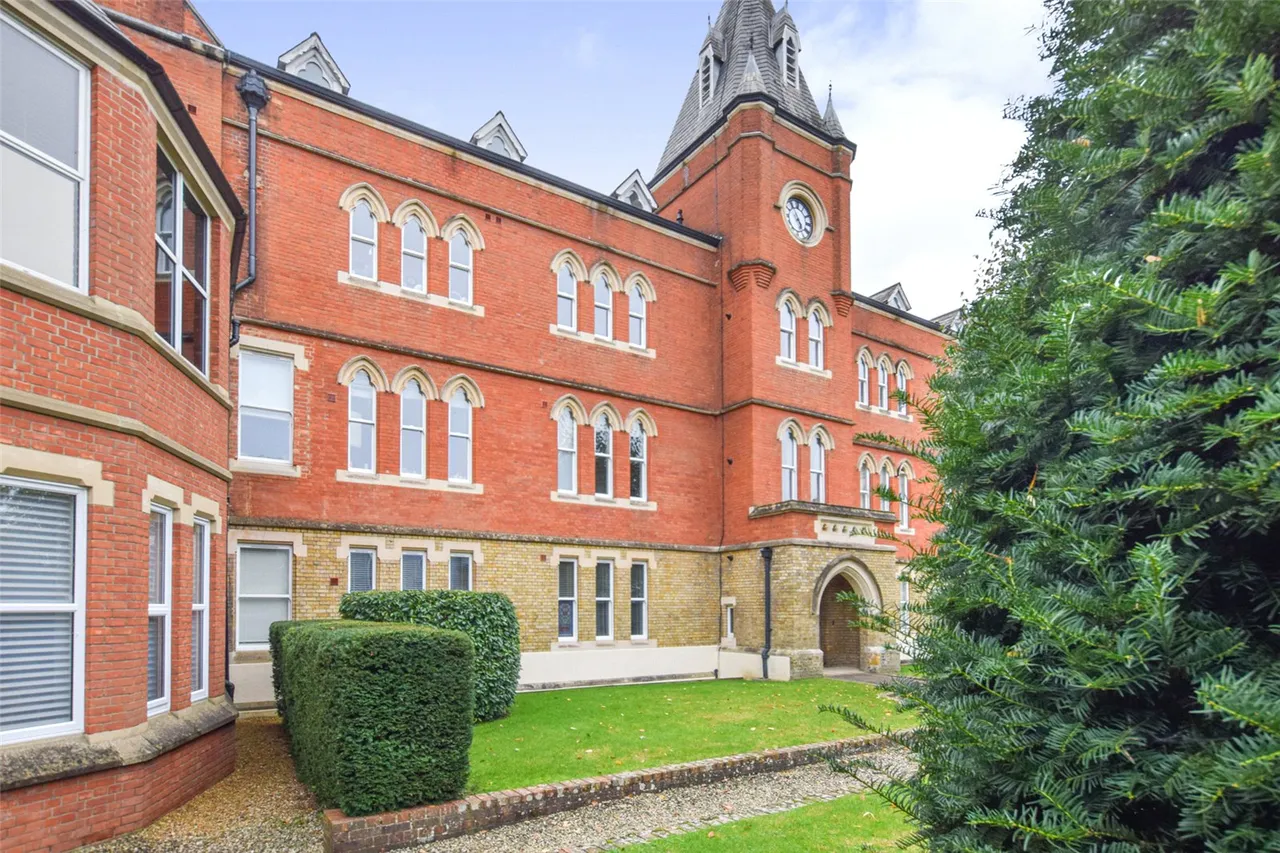 2 bed flat for sale — Farnborough Road, Farnborough, Hampshire, GU14 7JG