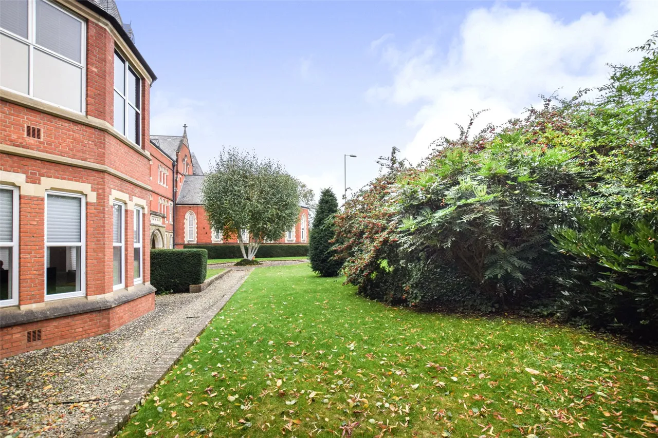 Farnborough Road, Farnborough, Hampshire, GU14 7JG, photo 22