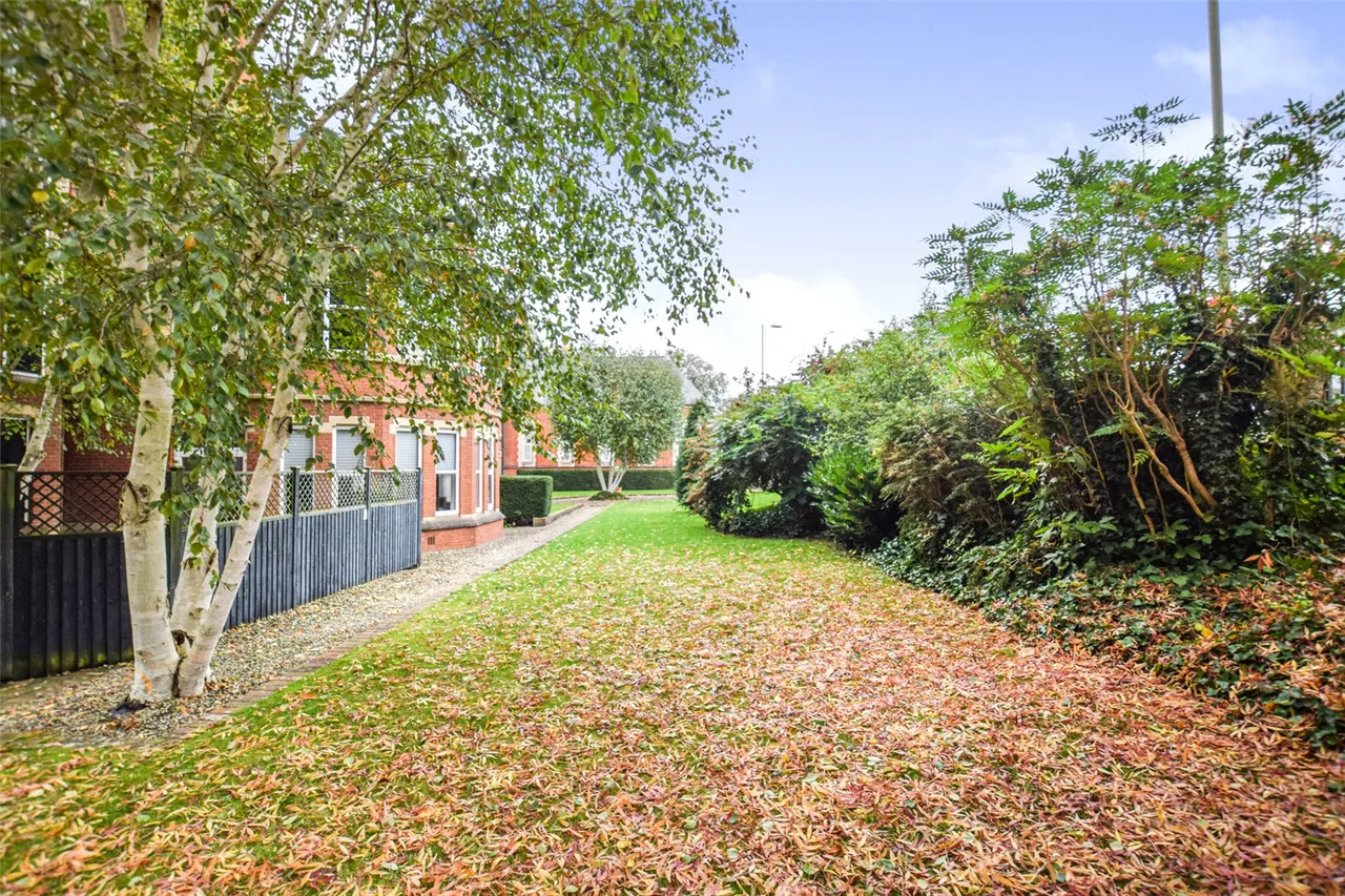 Farnborough Road, Farnborough, Hampshire, GU14 7JG, photo 23