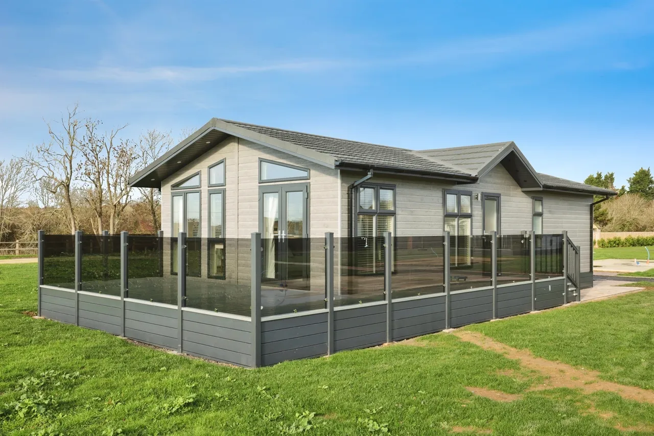 2 bed park home for sale, Crick Road, Rugby, CV21