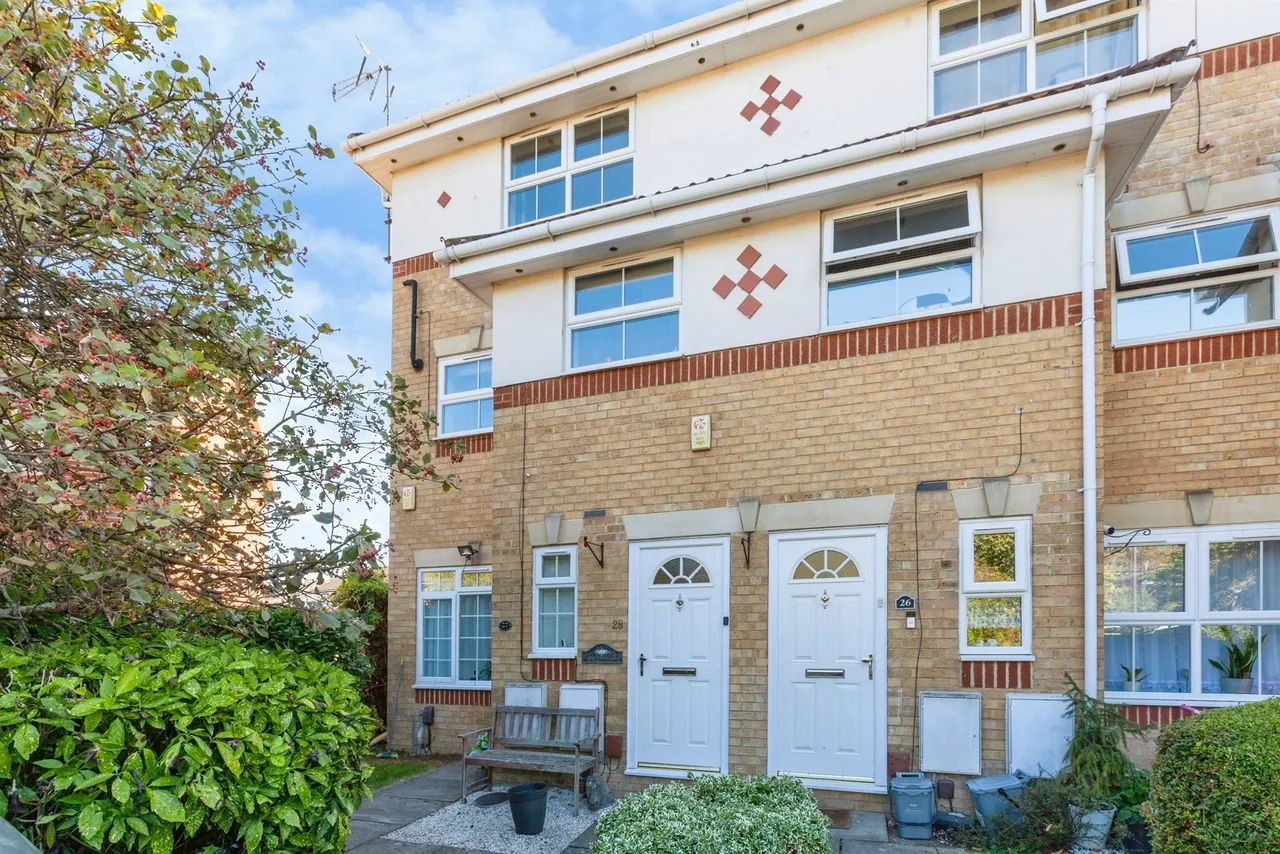 3 bed flat for sale, Manor Court, Slough, SL1