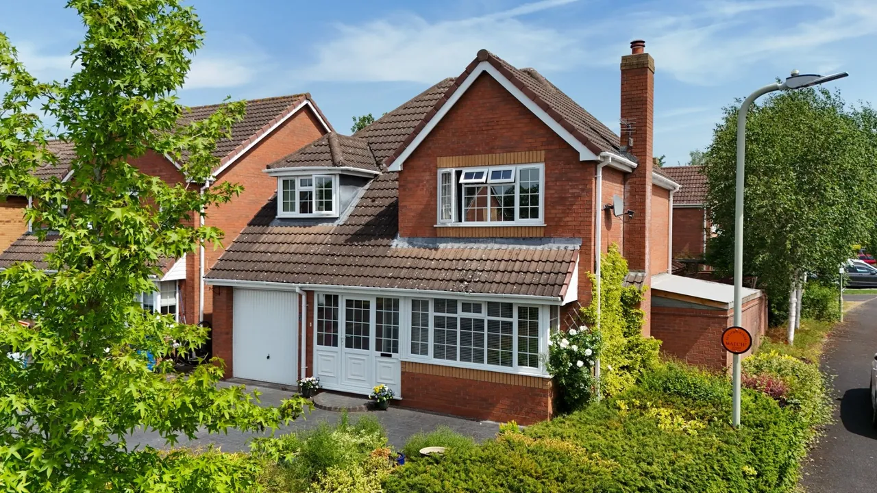 4 bed house for sale — Kingsley Drive, Muxton, Telford TF2 8DH