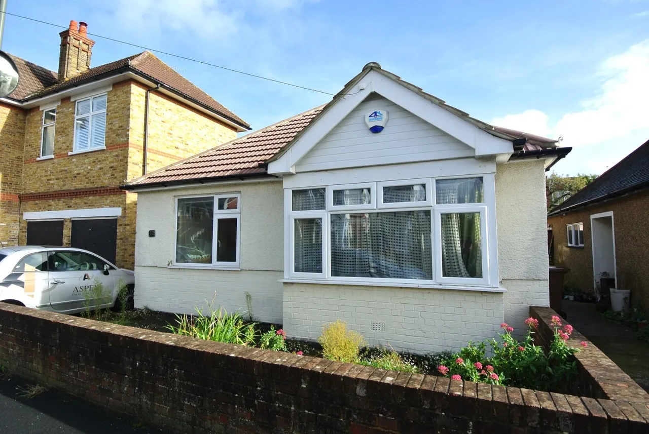 3 bed house for sale — Clarendon Road, Ashford, Surrey, TW15 2QE