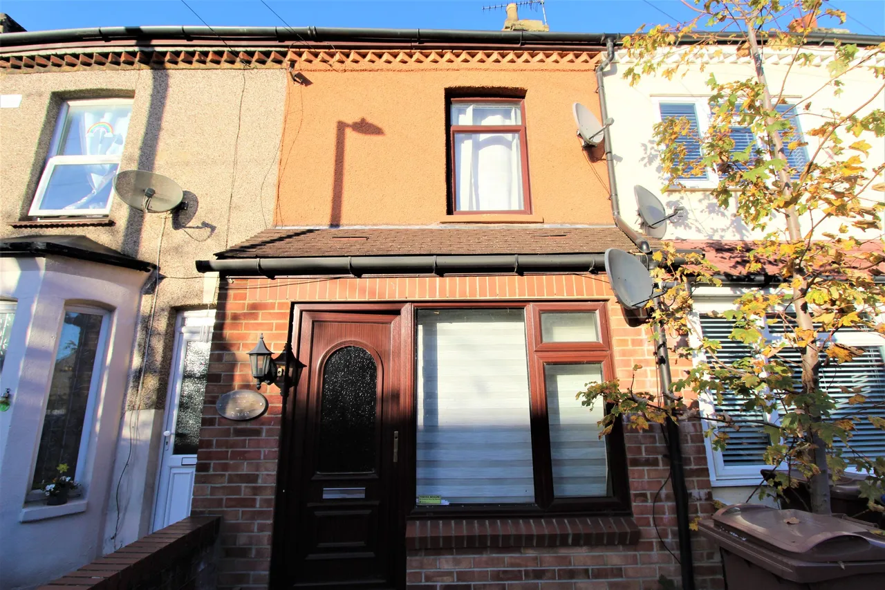 2 bed house for sale — Grove Road, Grays, Essex, RM17 6JY