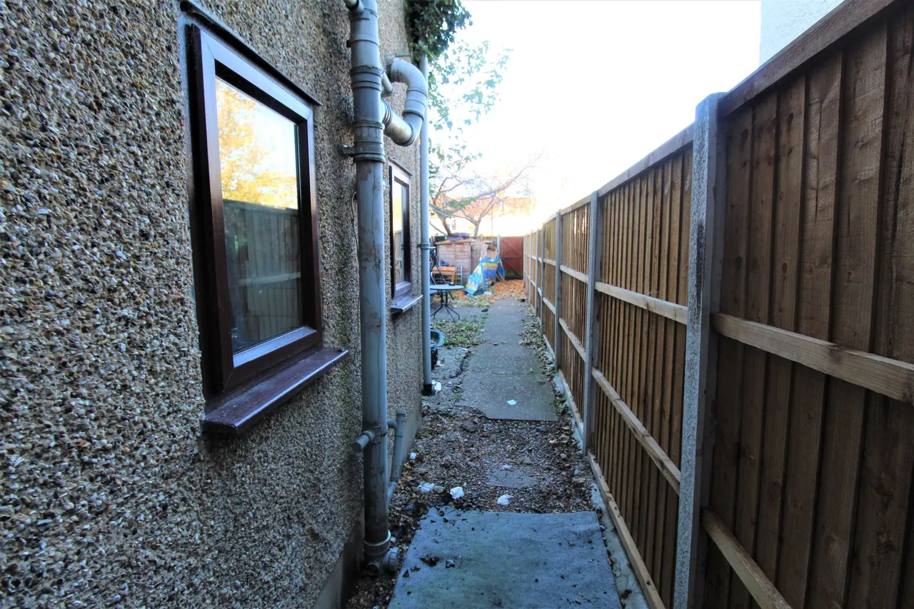 Grove Road, Grays, Essex, RM17 6JY, photo 5