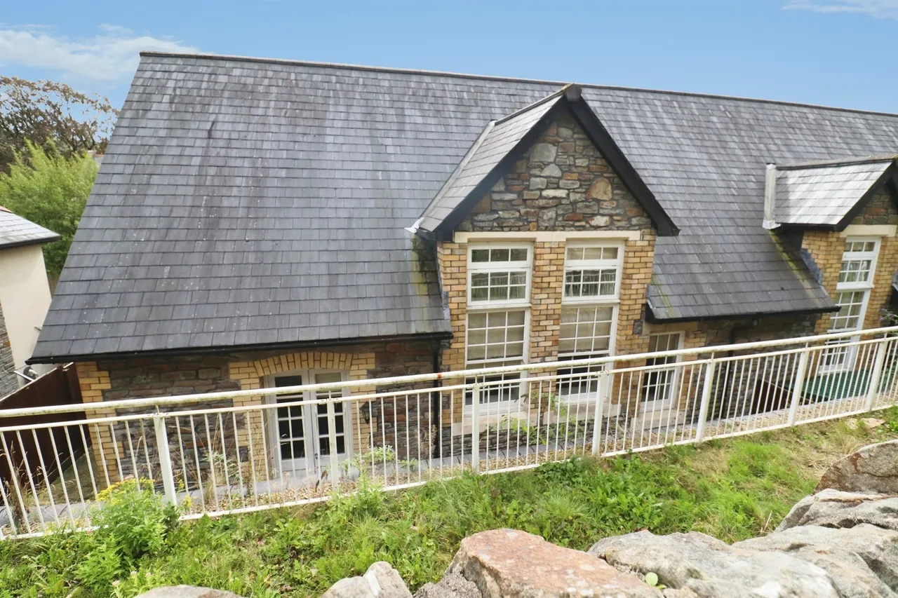 2 bed flat for sale, Old School Lane, Pontypridd, CF37