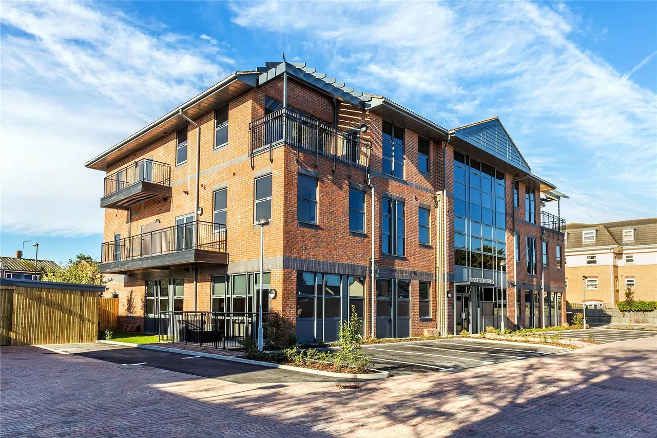 2 bed flat for sale, Hipley Street, Woking, GU22