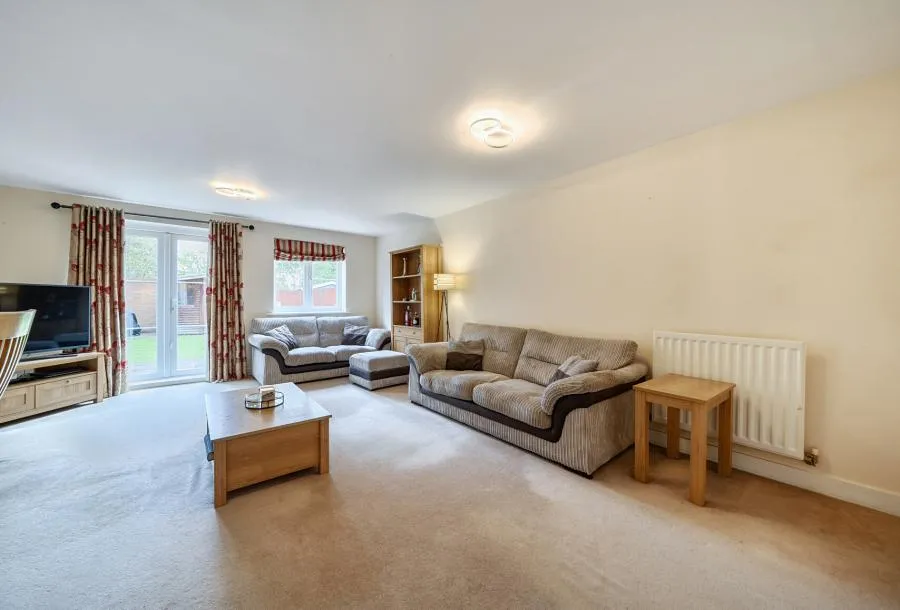 Kew Close, Romford, RM1, photo 2