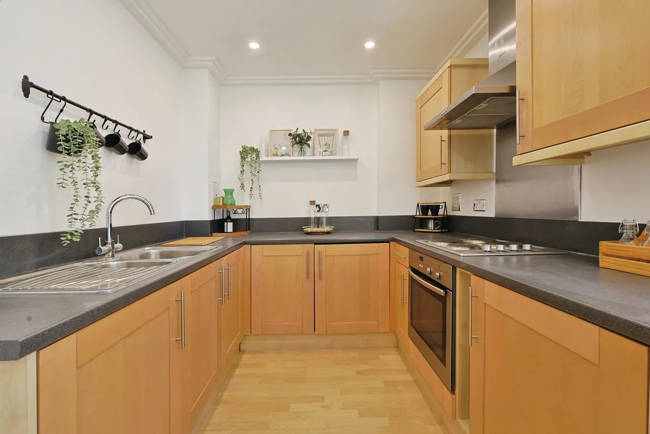 Victoria Road, London, W3, photo 10