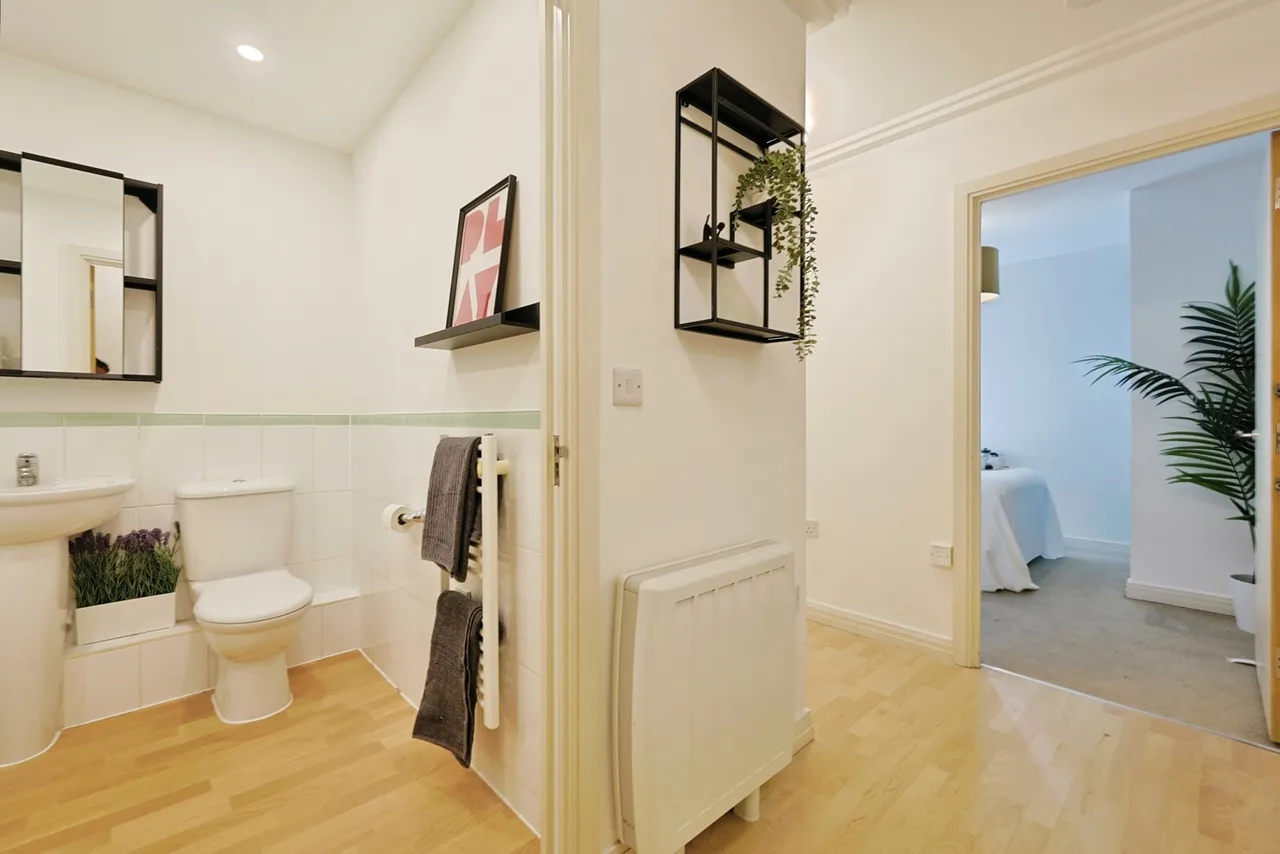 Victoria Road, London, W3, photo 17