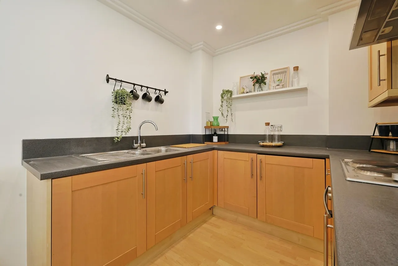 Victoria Road, London, W3, photo 11