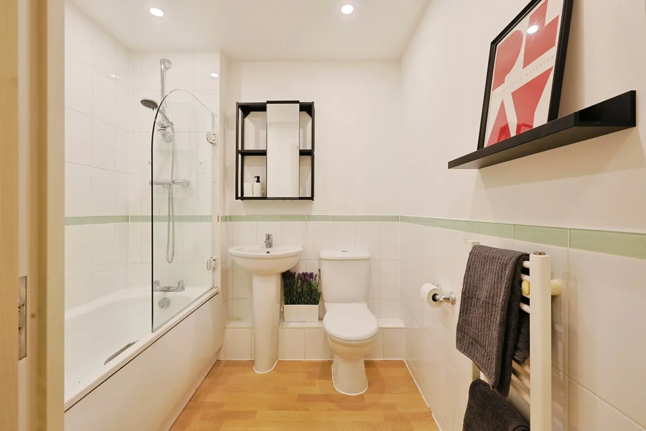 Victoria Road, London, W3, photo 19