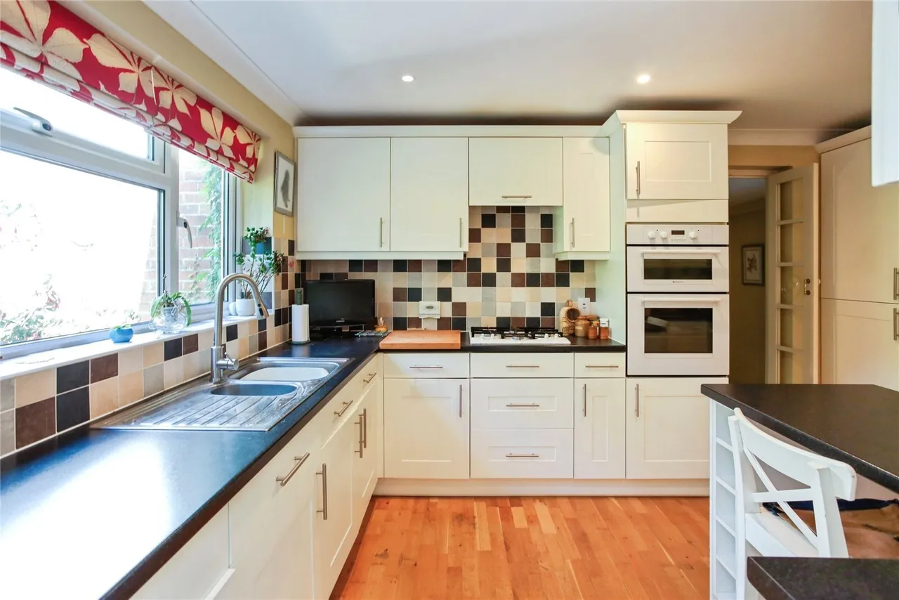 Oakfield, Hawkhurst, TN18, photo 2