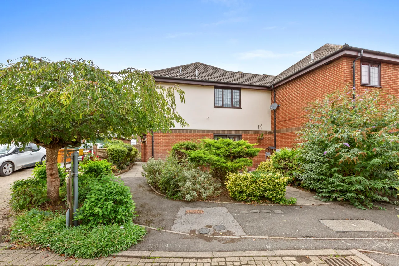 2 bed flat for sale, Swan Mews, Wendover, HP22