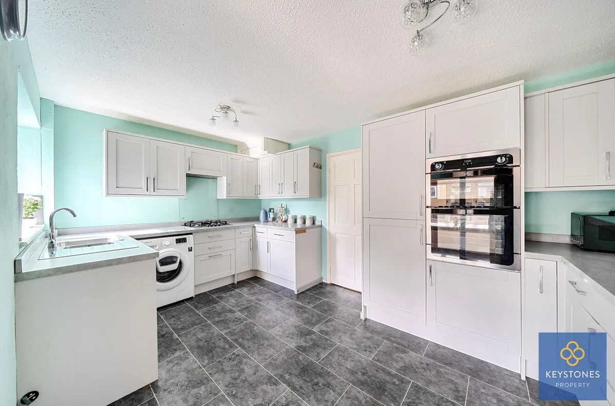 Hale End, Romford, RM3 7ED, photo 2