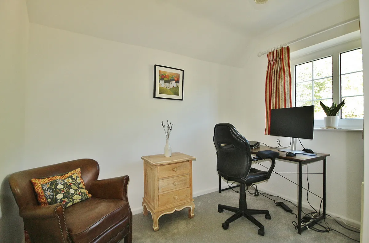 Leafield Road, Crawley, photo 15