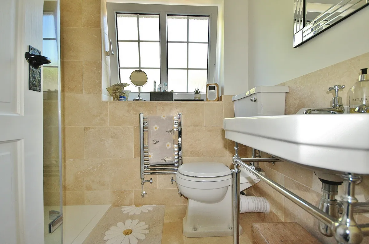 Leafield Road, Crawley, photo 16