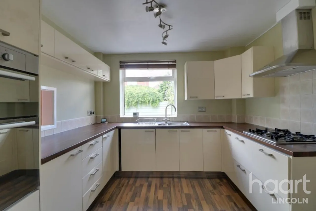 Greetwell Place, LN2, photo 2