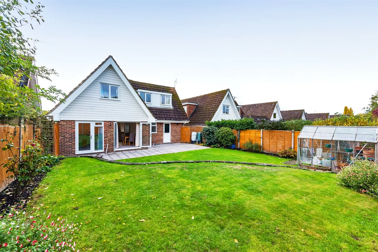 Old Cross Tree Way, Ash Green, Guildford, Surrey, GU12 6HT, photo 2