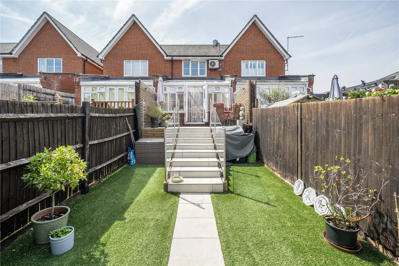 Hatts Close, Hartley Wintney, Hook, Hampshire, RG27 8WX, photo 18