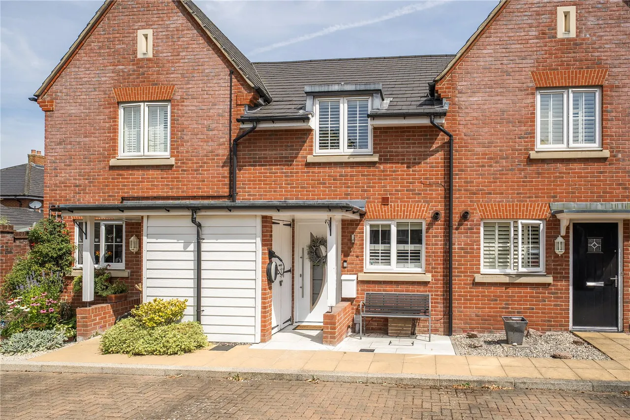 2 bed house for sale — Hatts Close, Hartley Wintney, Hook, Hampshire, RG27 8WX