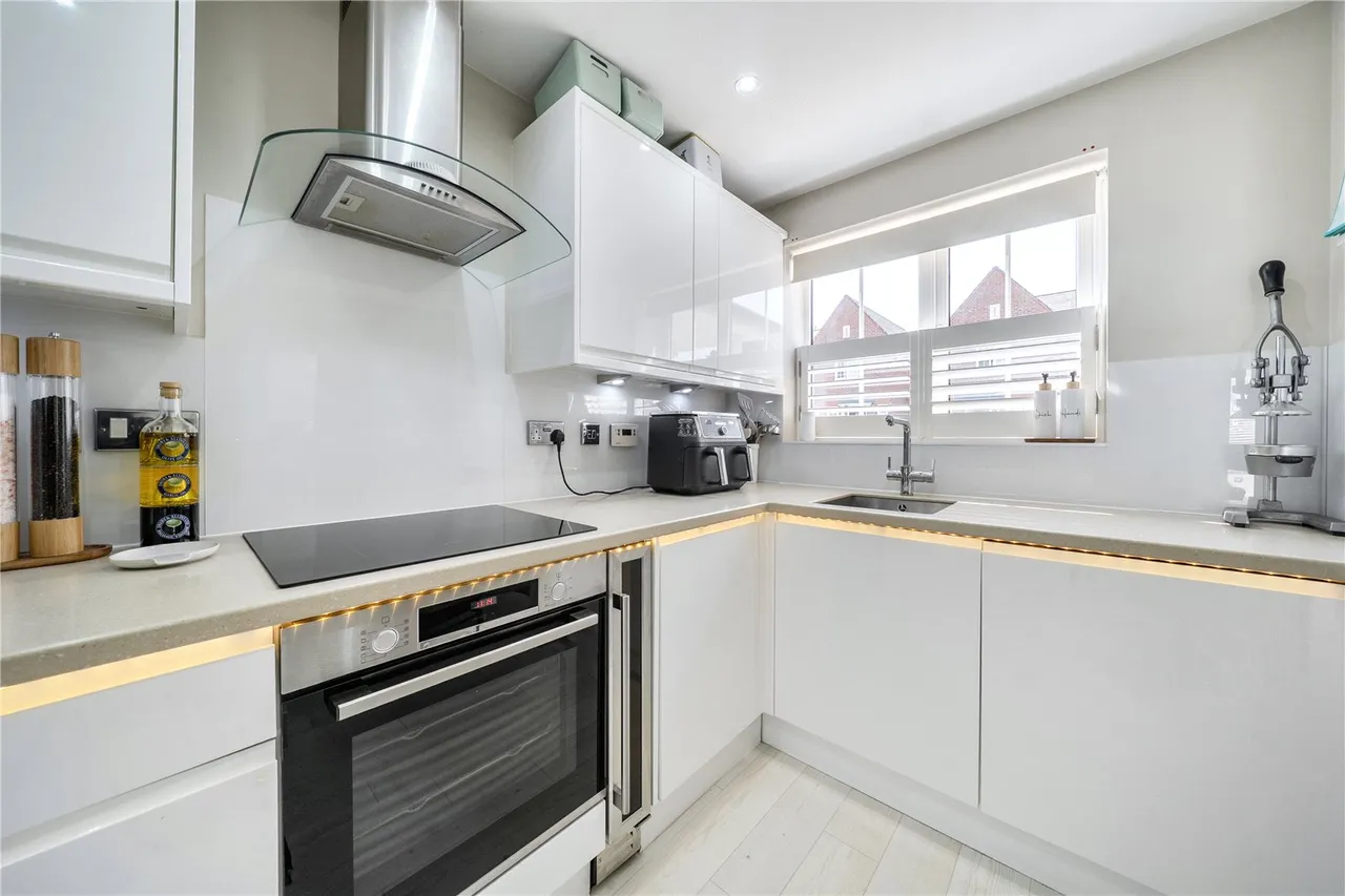 Hatts Close, Hartley Wintney, Hook, Hampshire, RG27 8WX, photo 4