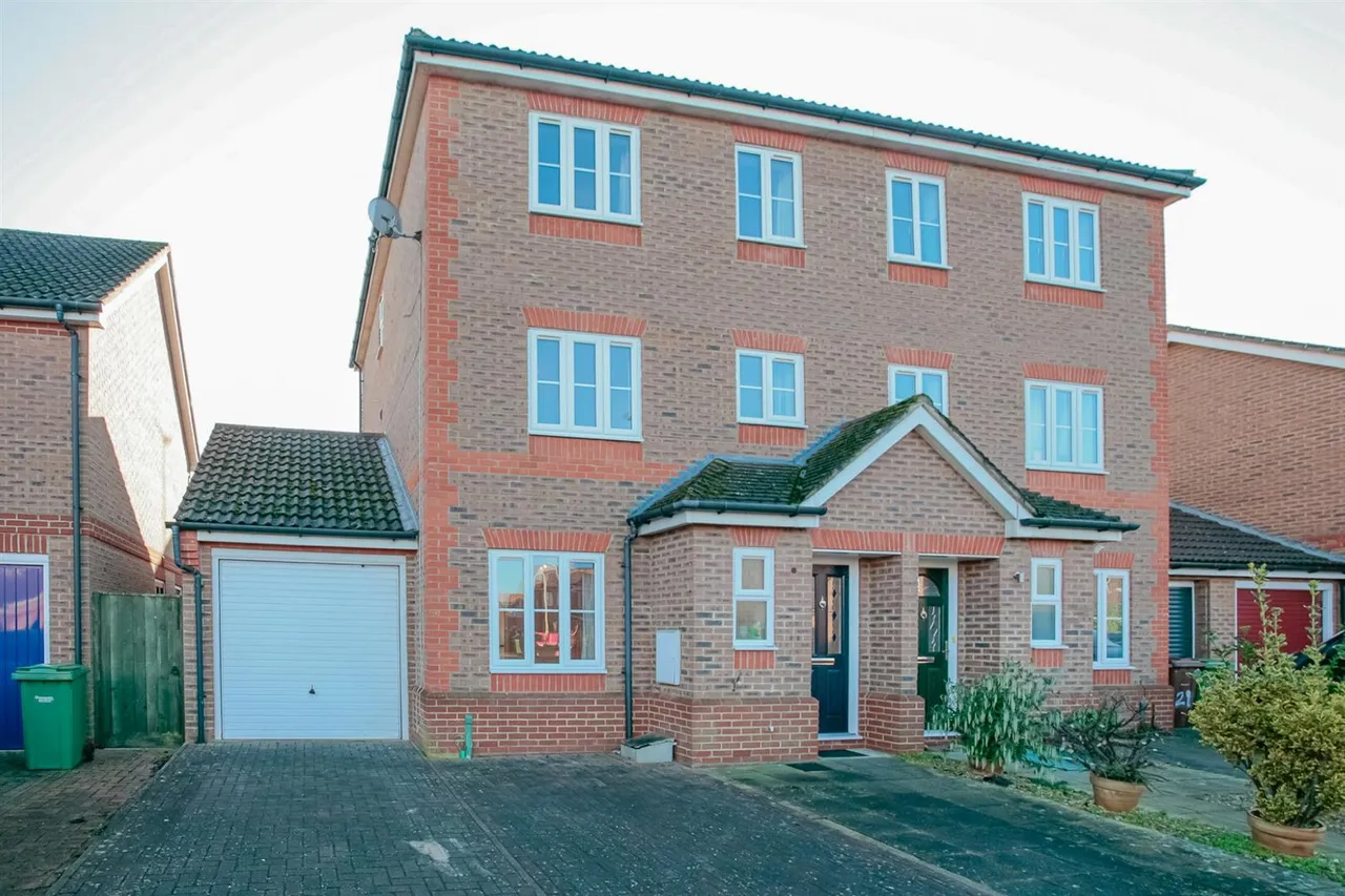 4 bed house to rent, Rawthey Avenue, Didcot