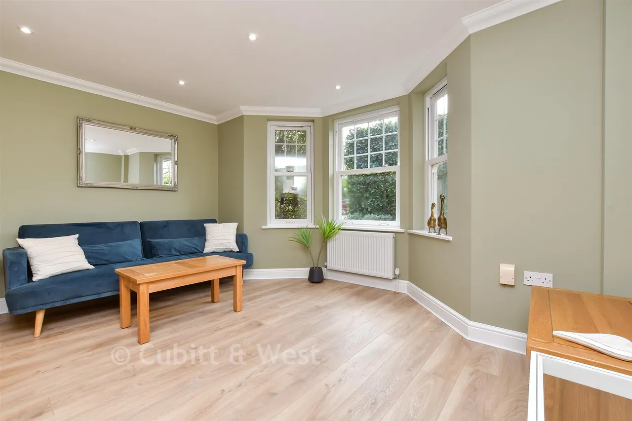 Park Rise, Leatherhead, KT22, photo 2