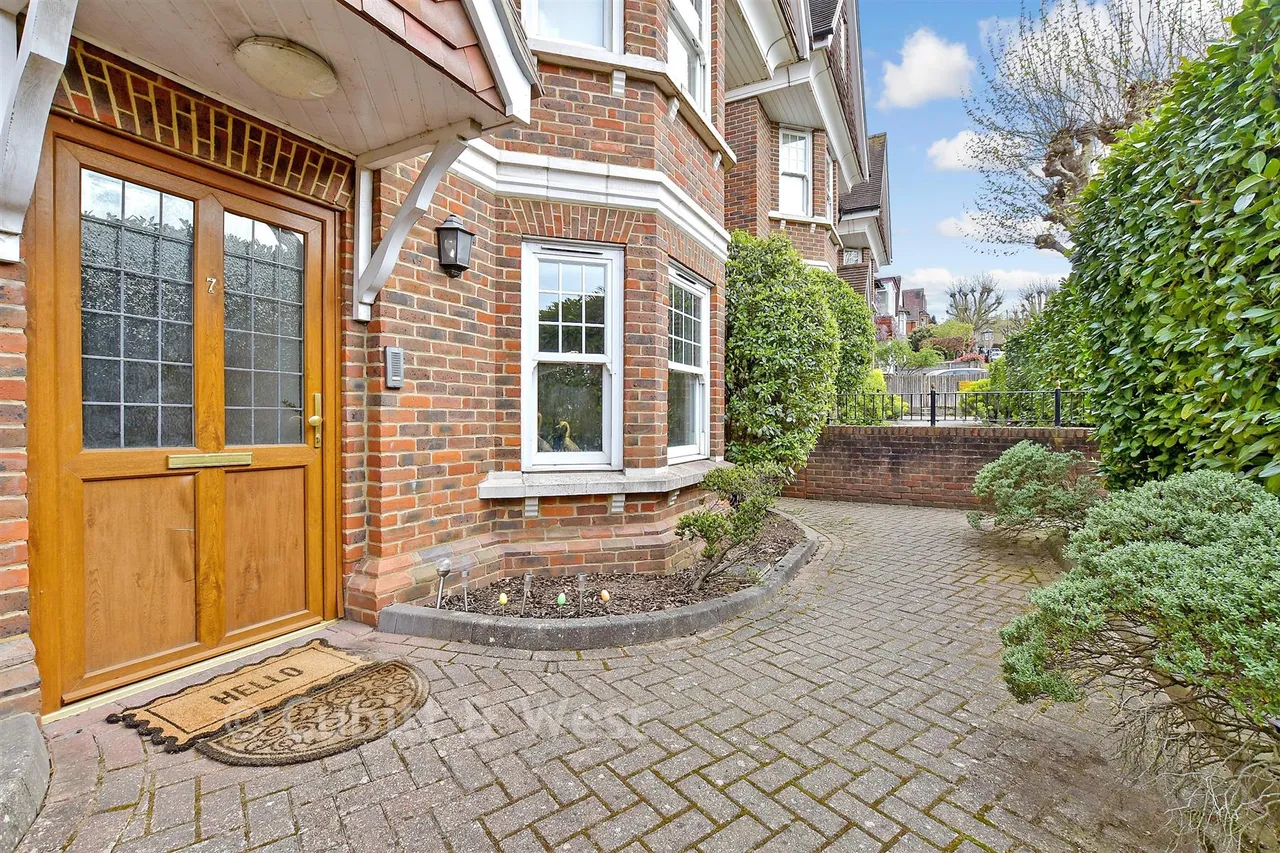 Park Rise, Leatherhead, KT22, photo 13