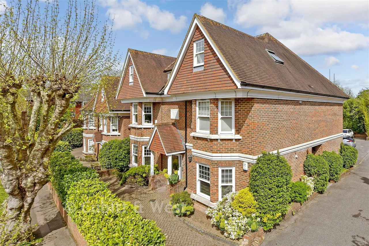 2 bed flat for sale, Park Rise, Leatherhead, KT22