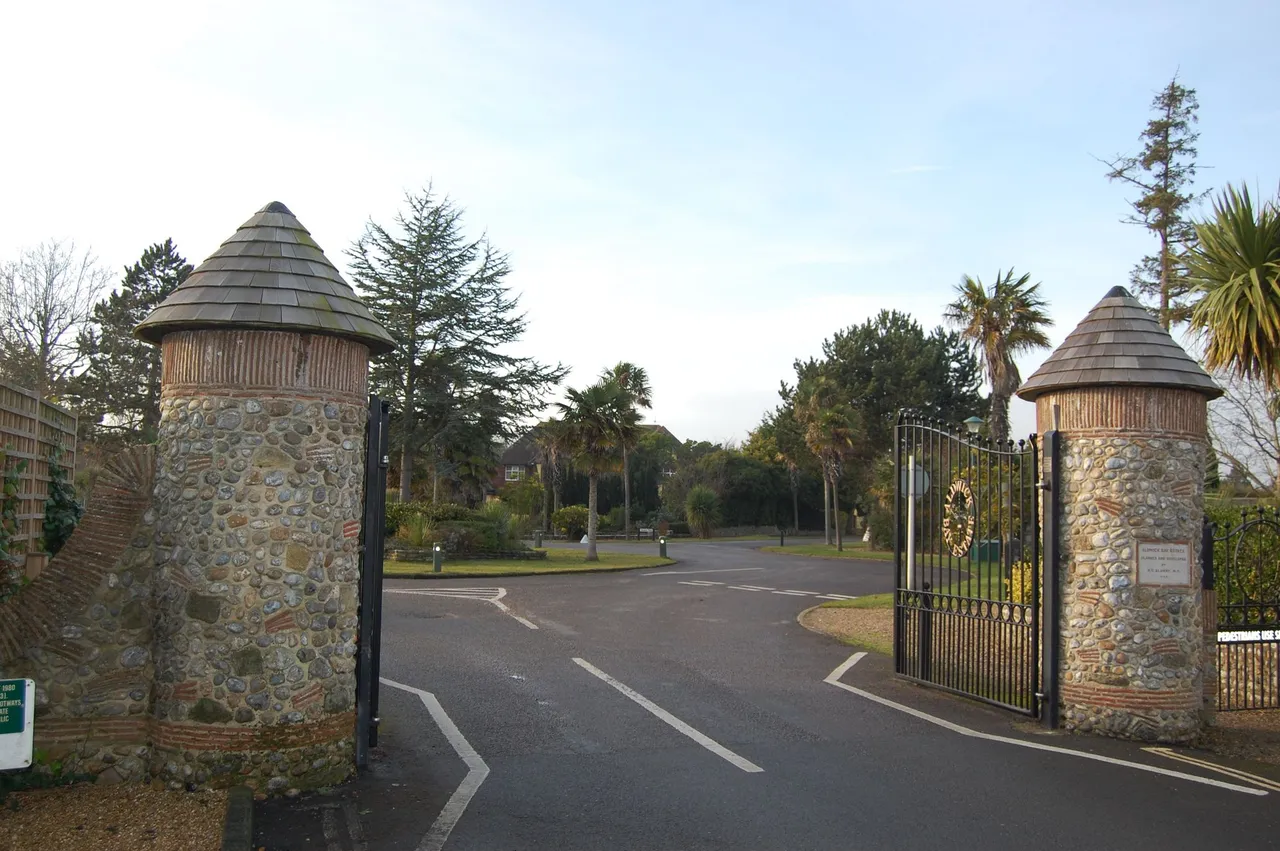 A'beckets Avenue, Aldwick Bay, PO21, photo 23