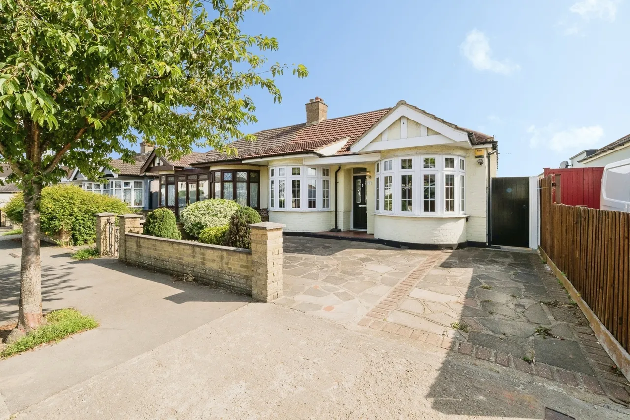 2 bed house for sale — Kent Drive, Hornchurch, RM12