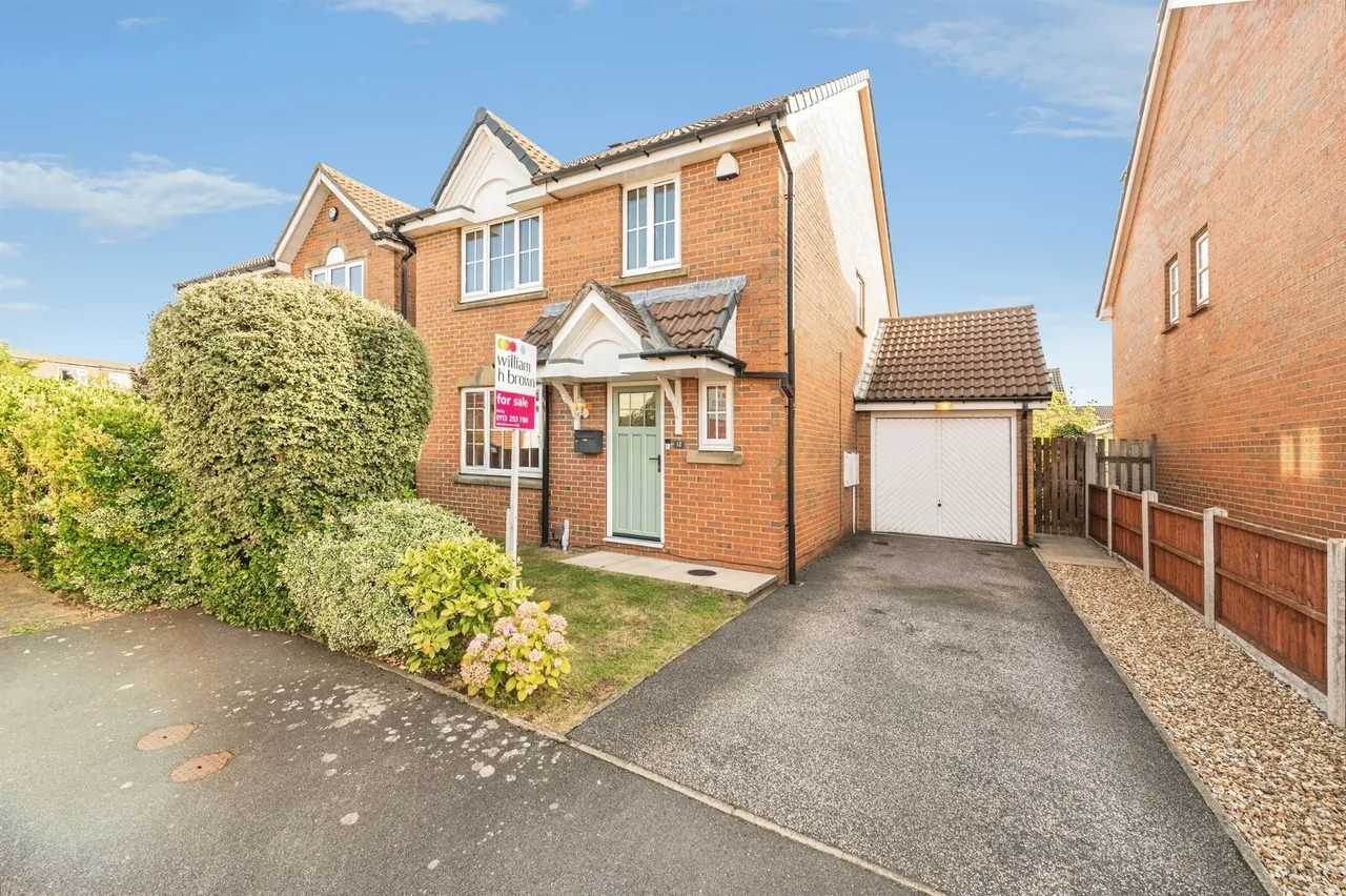 4 bed house for sale — Hawthorne Drive, Gildersome, Leeds