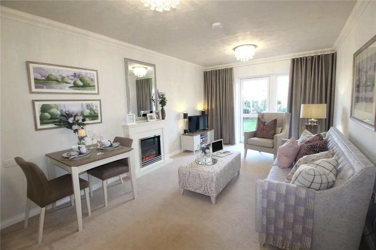 Victoria Road, Farnborough, GU14 7PN, photo 2