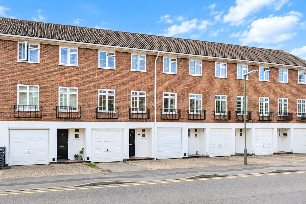 3 bed house for sale, Langley Walk, Woking, GU22