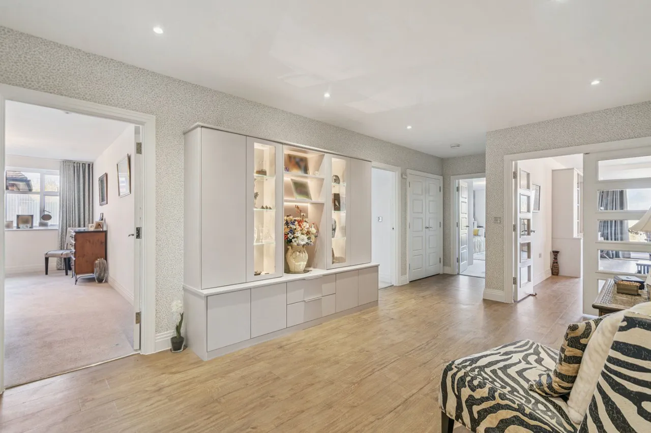 South Park Crescent, Gerrards Cross, Buckinghamshire, SL9 8HJ, photo 2