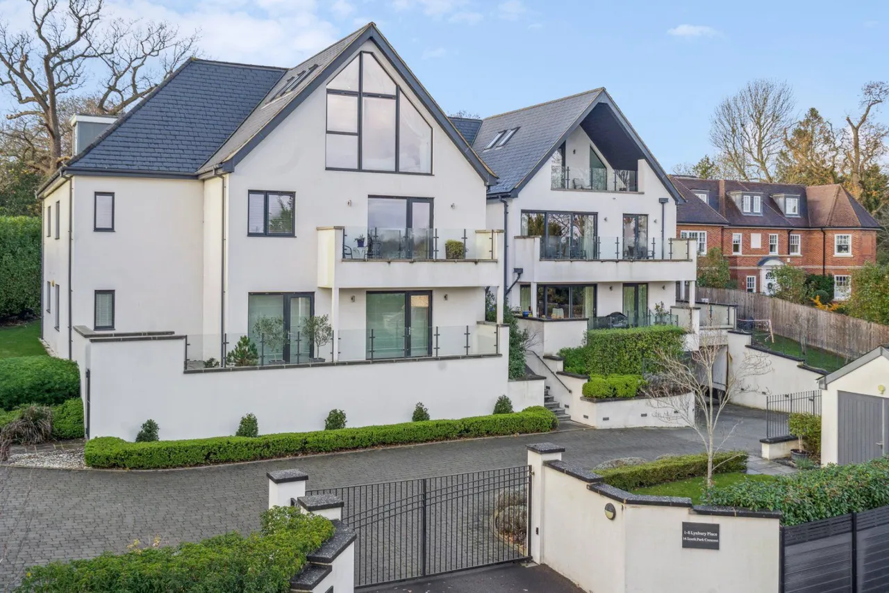 3 bed flat for sale — South Park Crescent, Gerrards Cross, Buckinghamshire, SL9 8HJ