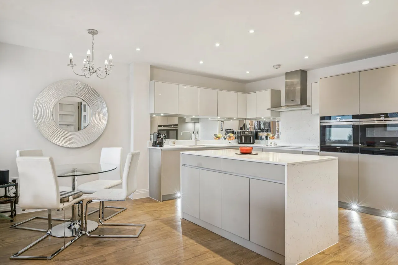 South Park Crescent, Gerrards Cross, Buckinghamshire, SL9 8HJ, photo 3