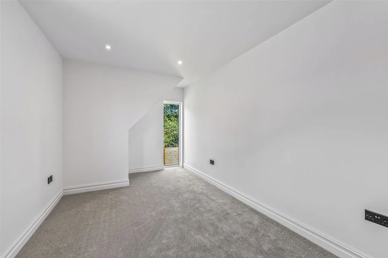 Dudley Close, Addlestone, KT15 2EB, photo 11