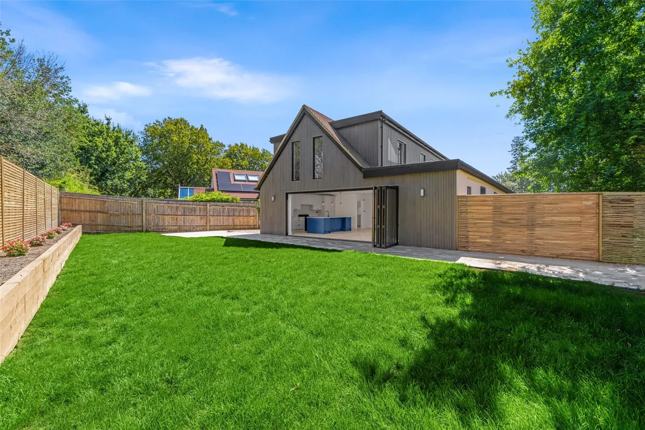 Dudley Close, Addlestone, KT15 2EB, photo 2