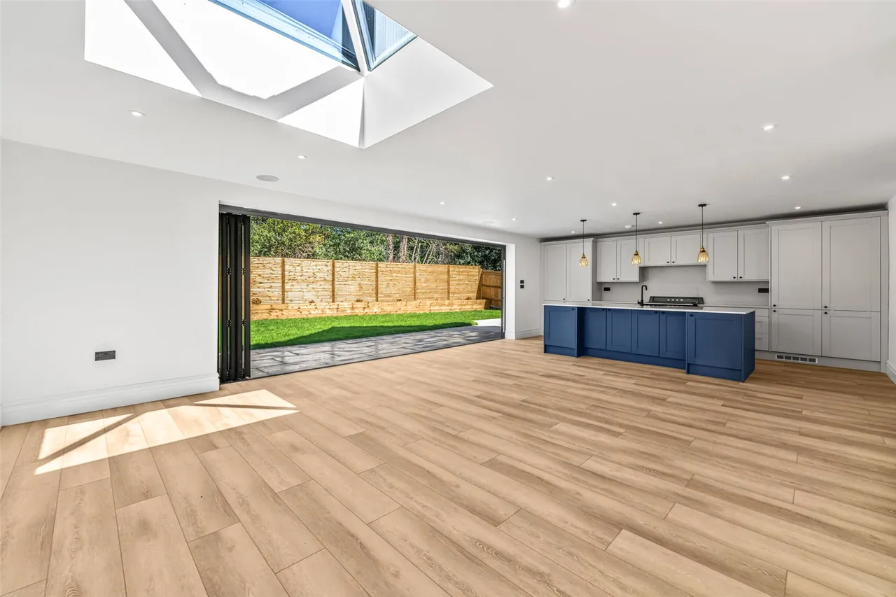 Dudley Close, Addlestone, KT15 2EB, photo 3
