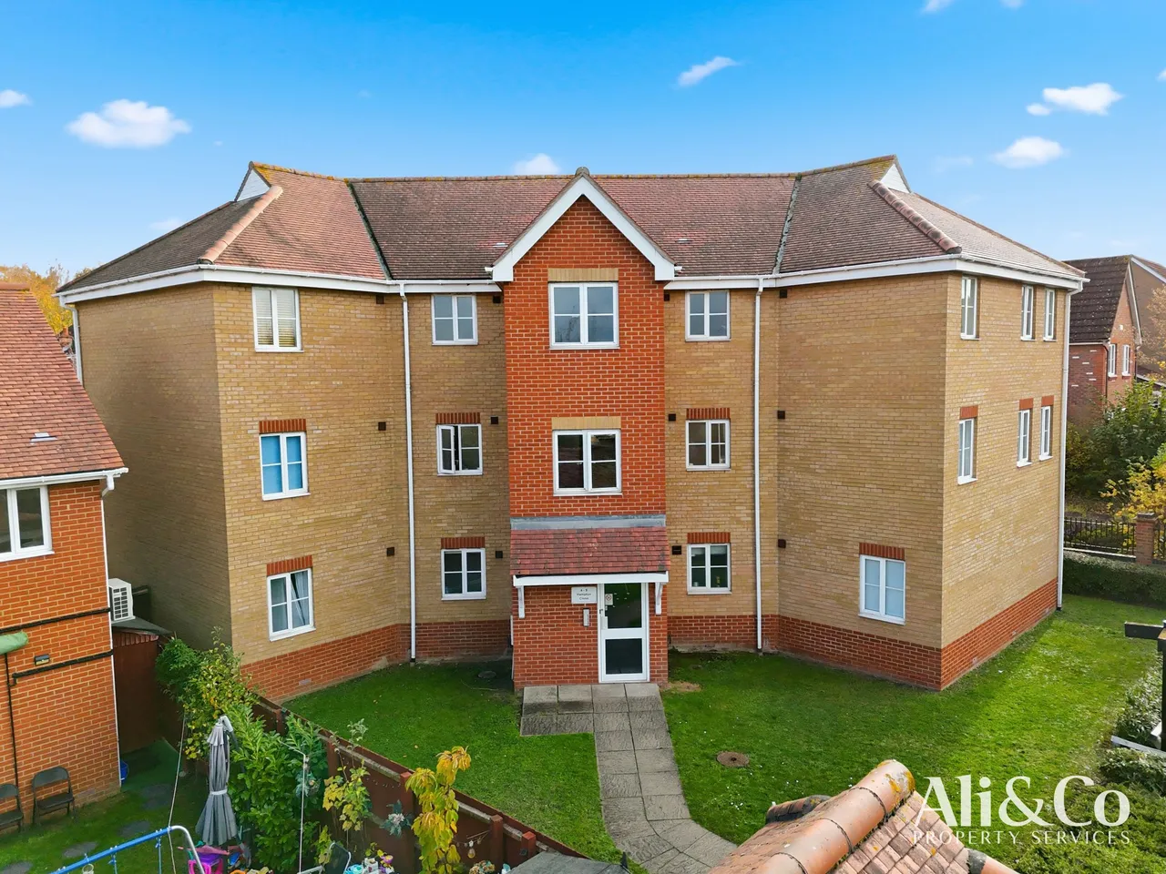 2 bed flat for sale — Hampton Close, Chafford Hundred, Essex, RM16 6LX