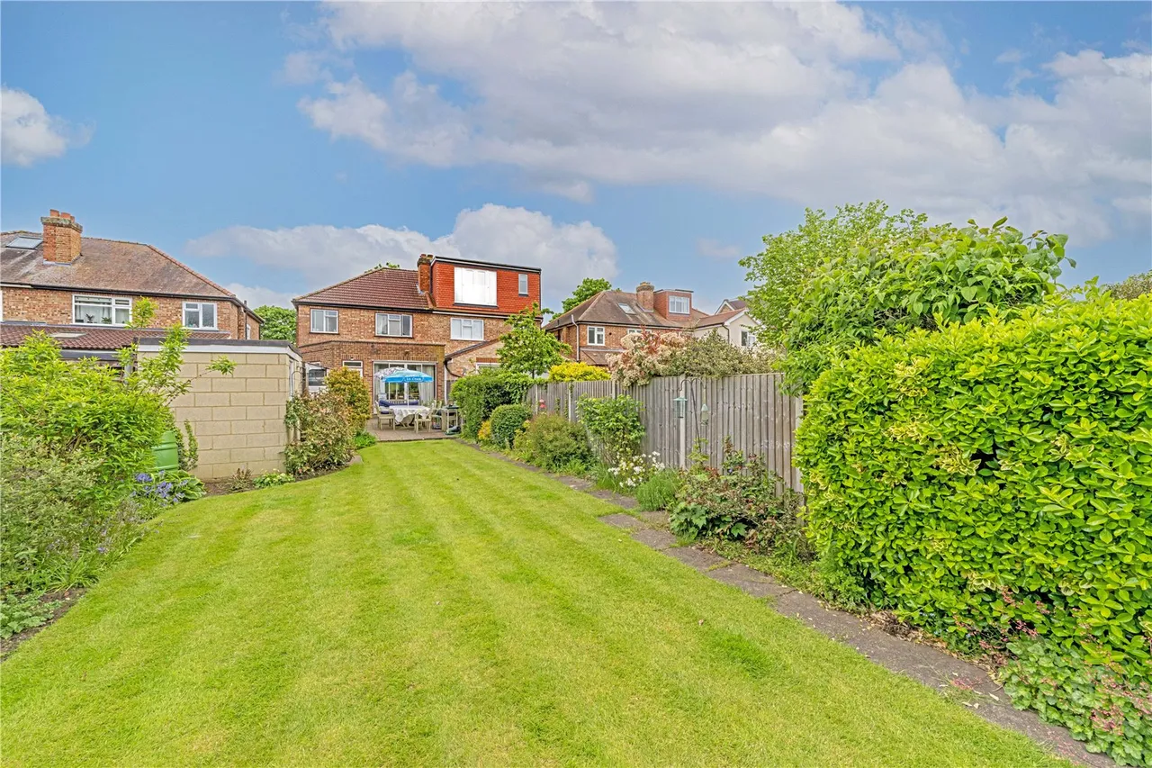 3 bed house for sale — Sixth Cross Road, Twickenham, TW2 5PE