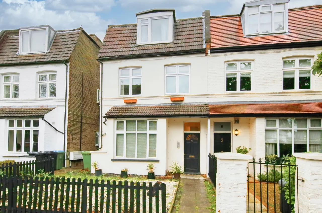 2 bed flat to rent, Cedars Road, Hampton Wick, KT1