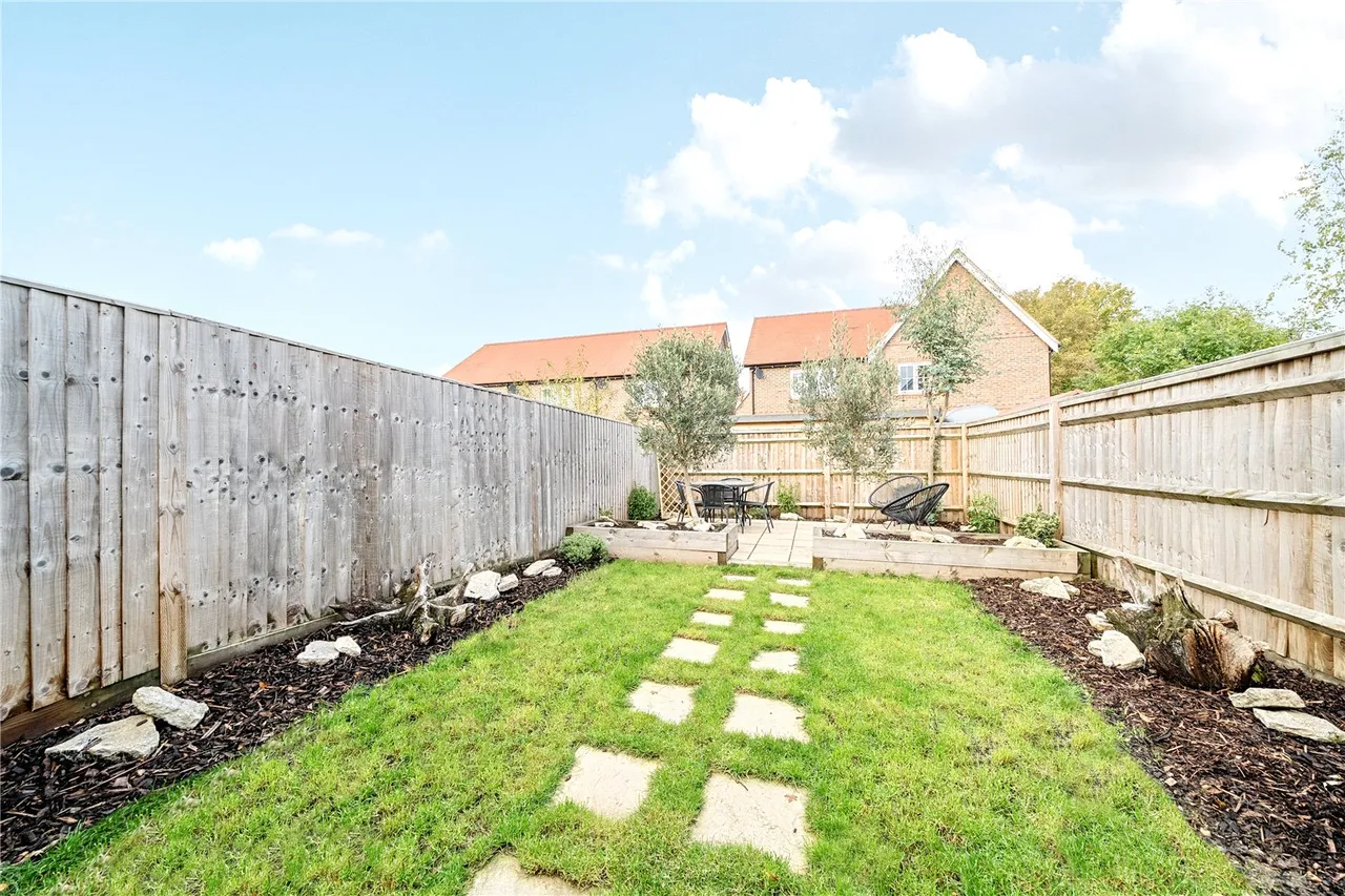 Titchener Way, Hook, Hampshire, RG27 9RT, photo 2