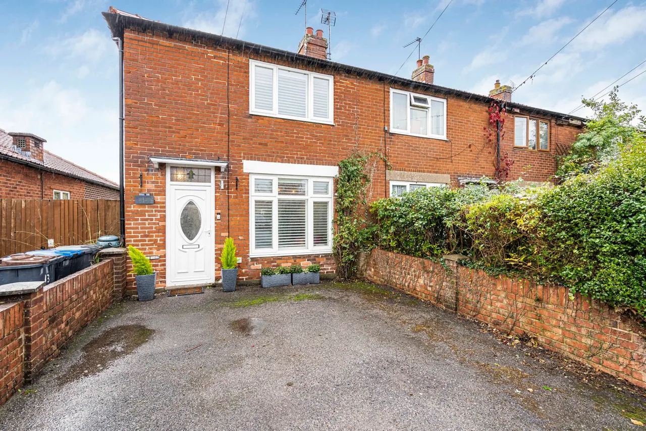 2 bed house for sale, Vegal Crescent, Englefield Green, TW20