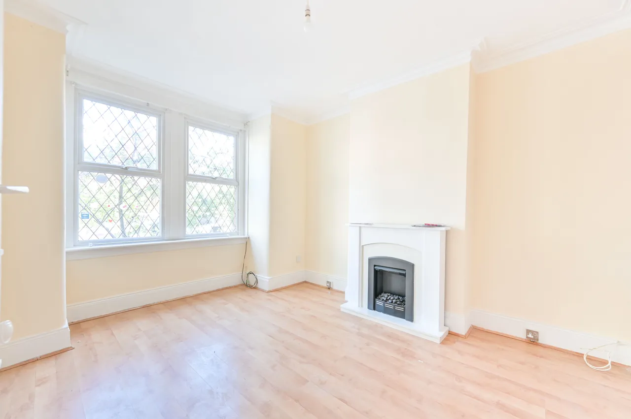 2 bed flat for sale — 111 Deacon Road, London